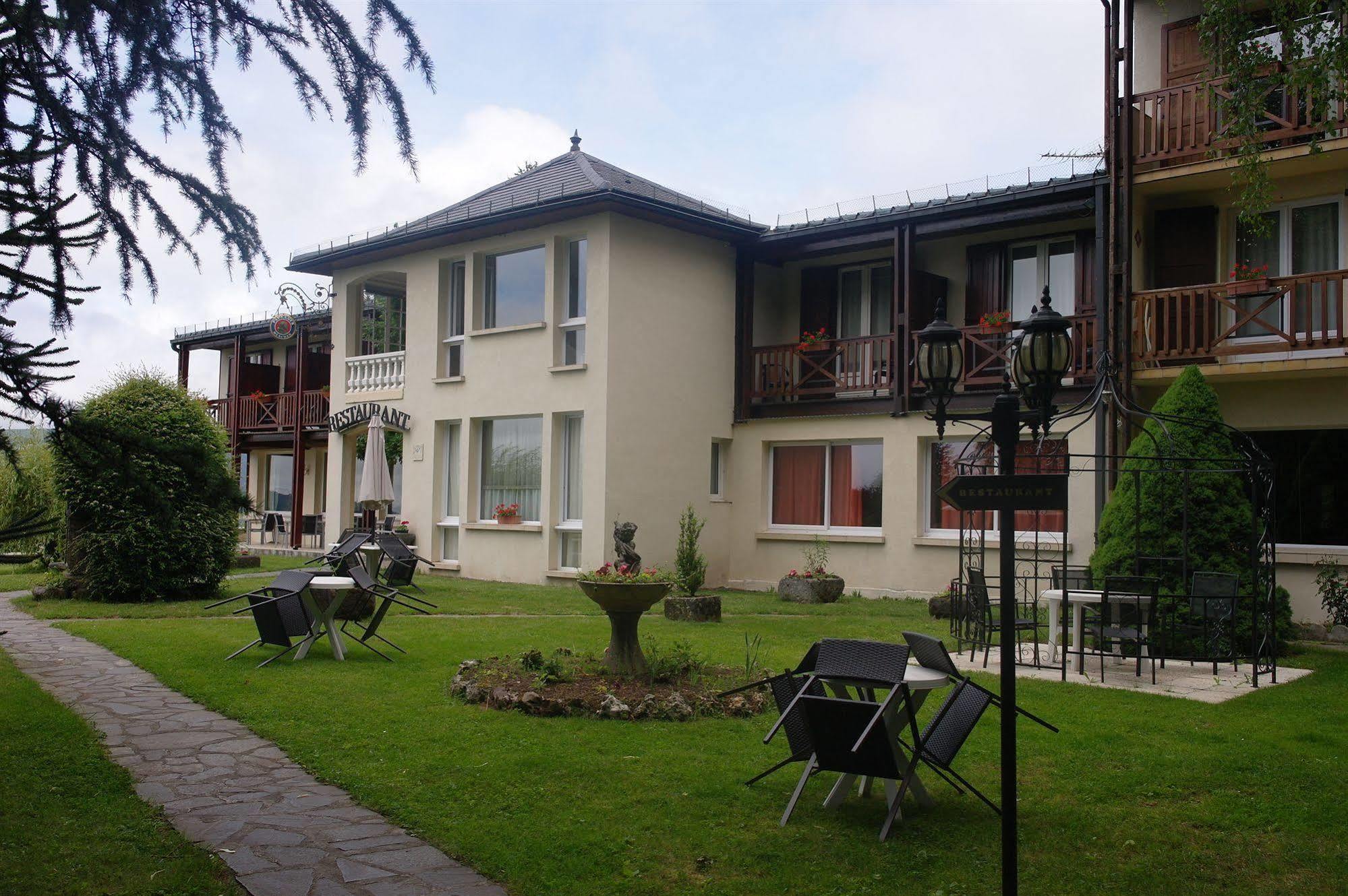 Hostellerie Saint Clement Vic-sur-Cère 외부 사진