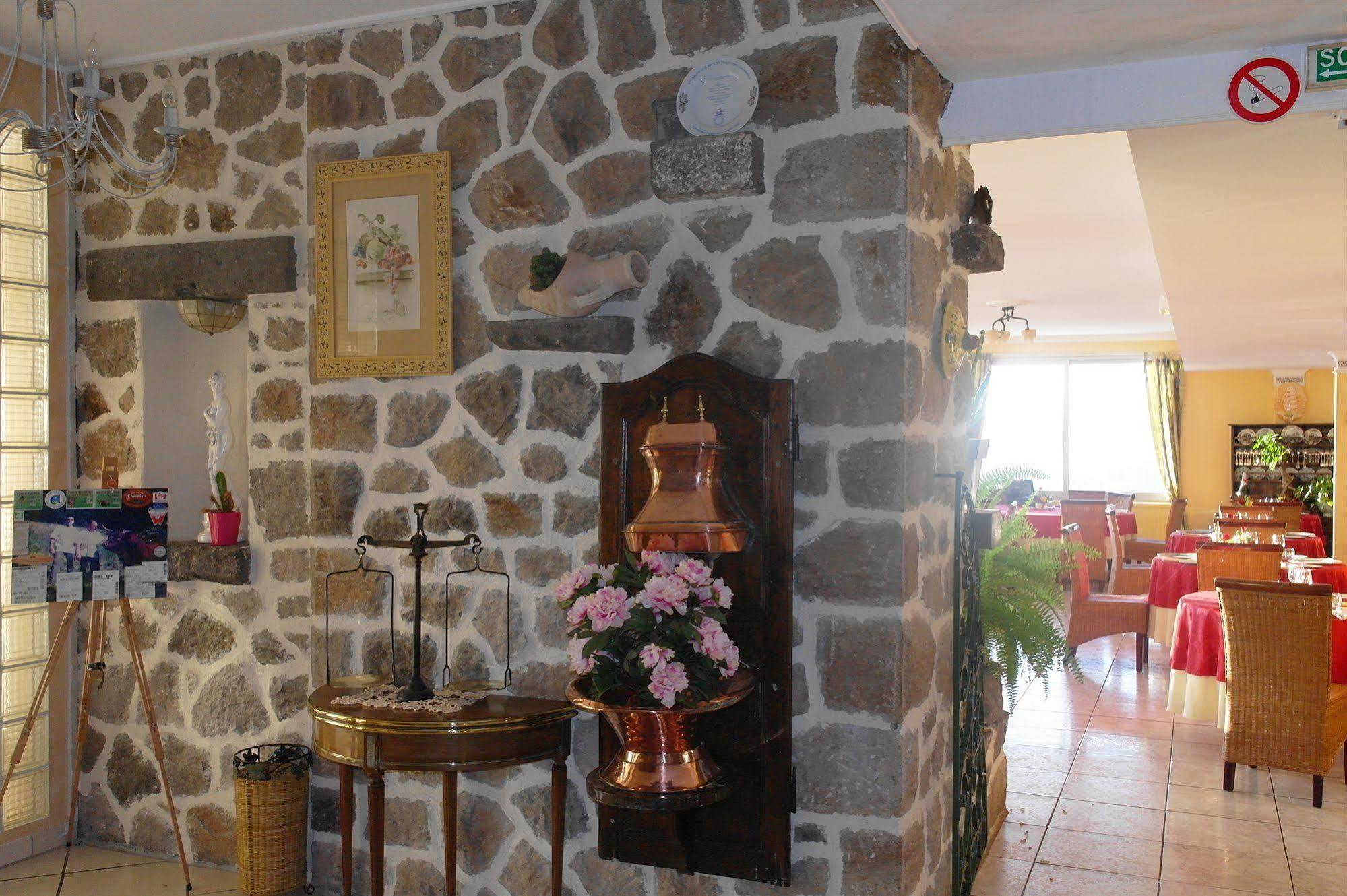 Hostellerie Saint Clement Vic-sur-Cère 외부 사진